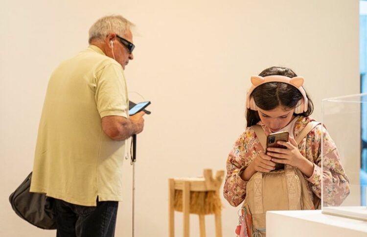 El proyecto utiliza tecnologías como el audio espacial para recrear la atmósfera, la espacialidad y las texturas de las obras, ofreciendo una experiencia sensorial completa.