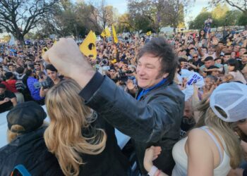 En medio del escándalo por presuntas coimas, Milei retoma su campaña