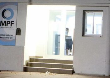 Detienen a una mujer por el crimen de su hijo de 14 años