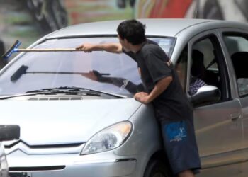 Critican por “estigmatizante” al proyecto  de ley que busca prohibir a limpiavidrios