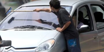 Critican por “estigmatizante” al proyecto  de ley que busca prohibir a limpiavidrios