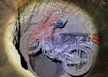 Intentó asistir a un vecino que cayó a pozo de obra pero también terminó dentro