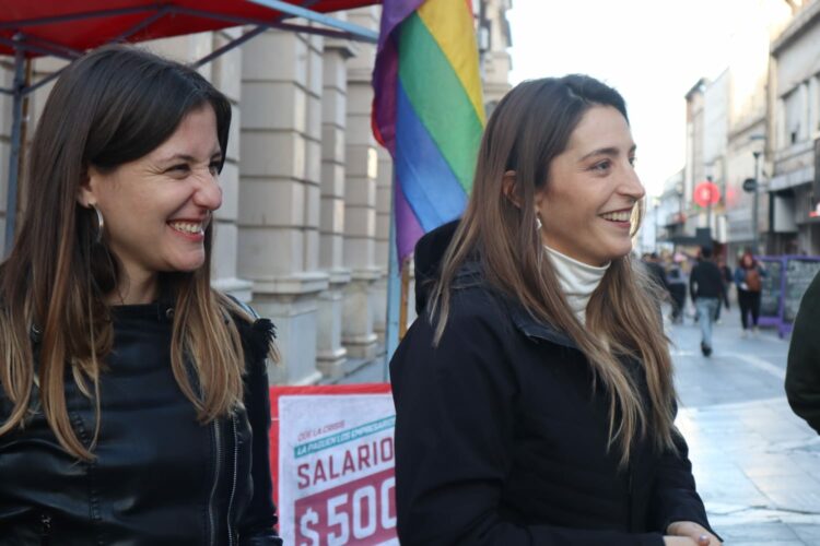 Manuela Castañeira junto Julia Di Santi.