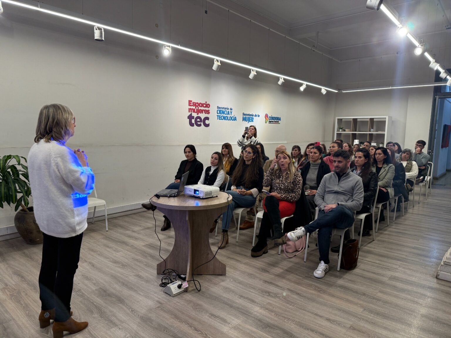 Un nuevo programa para mujeres emprendedoras científicas y tecnológicas Un nuevo programa para mujeres emprendedoras científicas y tecnológicas