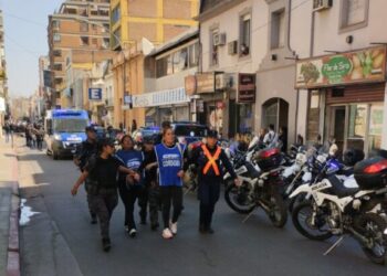 Denuncian que la Policía reprimió una protesta por alimentos para comedores