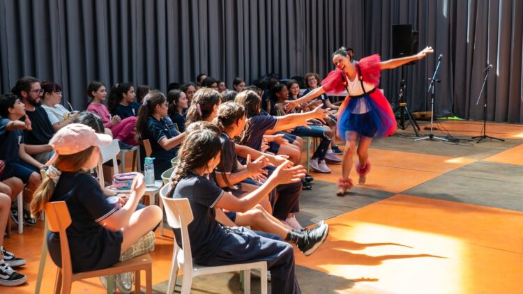 "Los juegos de Pluma, Song y Monet" se presenta este domingo en el Teatro Real.