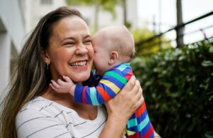 Maternidad tardía y lactancia: desafíos, mitos y derechos pendientes