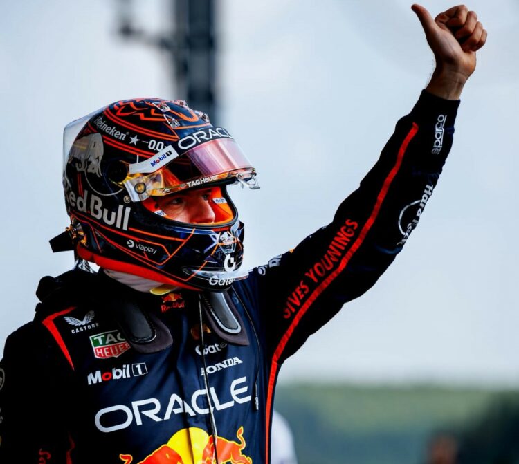Max Verstappen alejó los rumores y seguirá en Red Bull