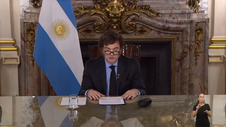 Javier Milei critica duramente a la oposición por aprobar leyes que, según él, amenazan el superávit fiscal y califican de “engaños demagógicos” los proyectos que aumentan el gasto público.