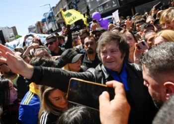 Milei protagoniza una caravana de LLA en Lomas de Zamora