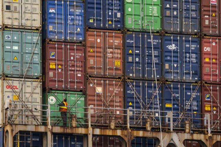 Según datos del INDEC, la balanza comercial registró en julio un superávit de US$988 millones, con exportaciones en alza del 7,5% e importaciones que crecieron 17,7% interanual.