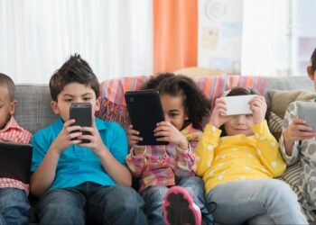 Padres poco presentes, infancias estresadas y consumidoras