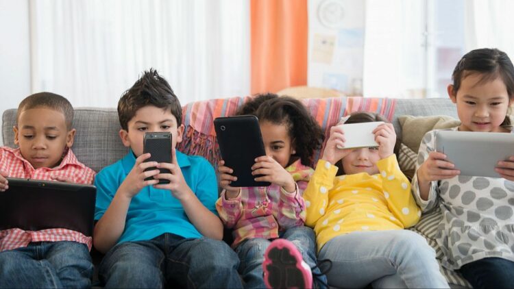 Padres poco presentes, infancias estresadas y consumidoras