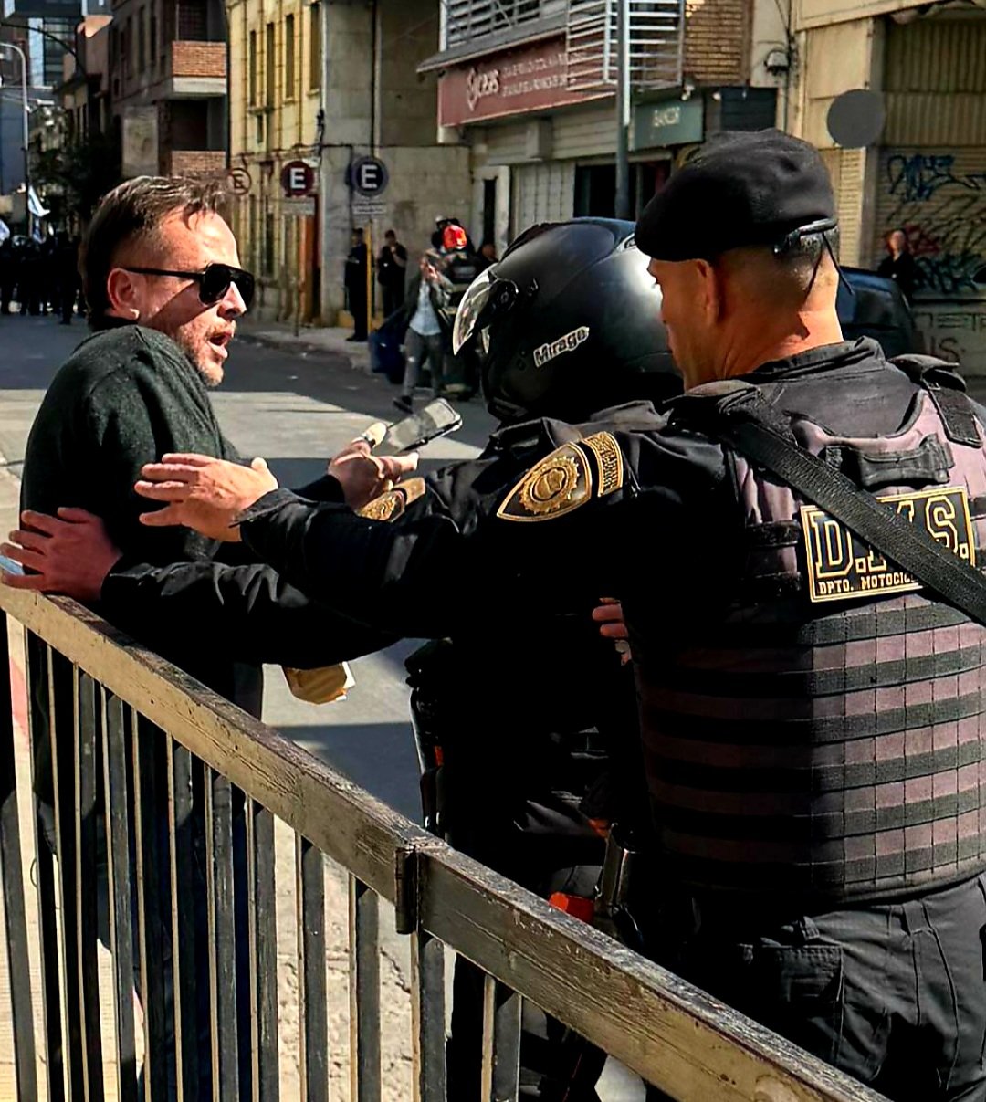 Denuncian que la Policía reprimió una protesta por alimentos para comedores