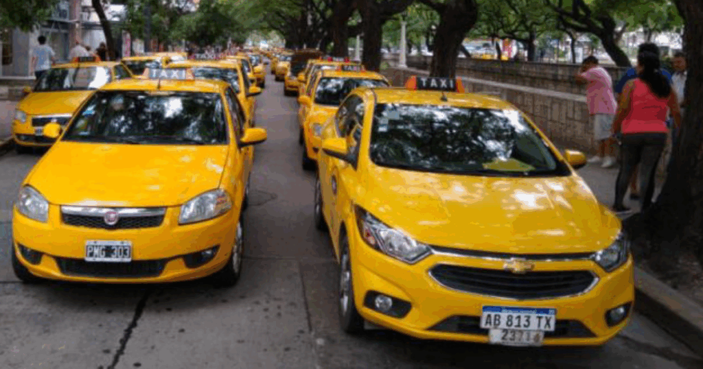Protesta masiva de taxistas y remiseros en Córdoba contra la regulación de apps de viajes
