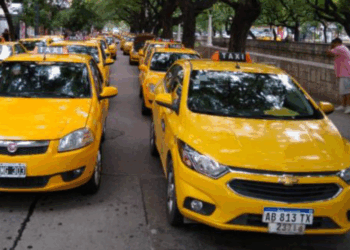 Protesta masiva de taxistas y remiseros en Córdoba contra la regulación de apps de viajes