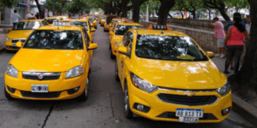 Protesta masiva de taxistas y remiseros en Córdoba contra la regulación de apps de viajes