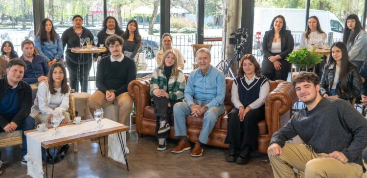 El ex gobernador dialogó con estudiantes, trabajadores y emprendedores jóvenes de Córdoba.