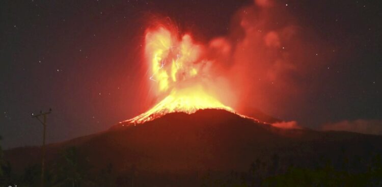 Seis volcanes entraron en erupción simultáneamente en la península de Kamchatka.