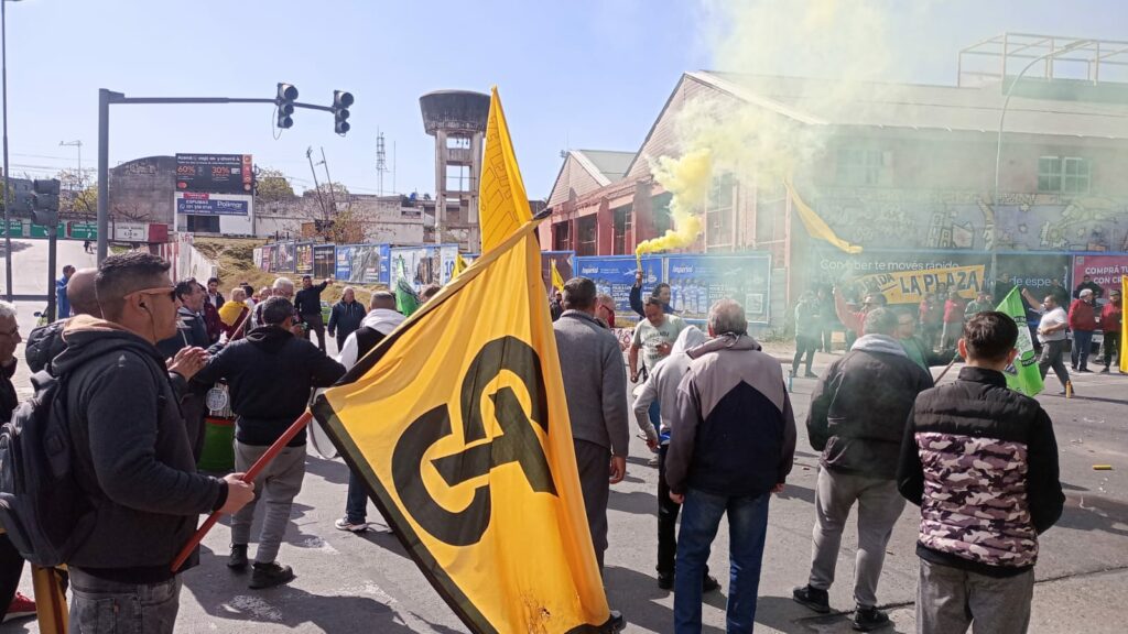 Tensión en la manifestación de taxistas contra la regulación de apps de viajes