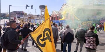 Tensión en la manifestación de taxistas contra la regulación de apps de viajes