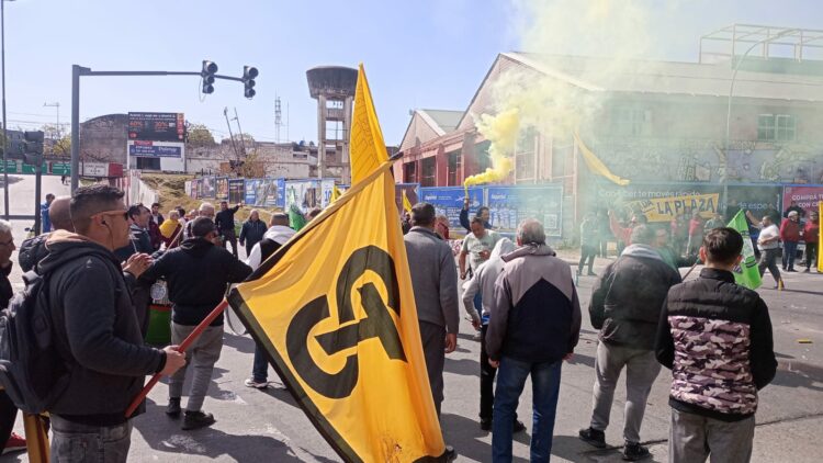 Protesta de taxistas en puente Alvear y Maipú.