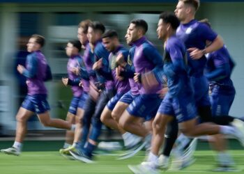 Tévez ensayó variantes preparando la visita a la fortaleza