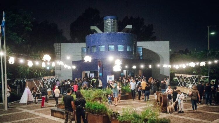 Habrá una diversidad de shows de canto, baile, danza, y mucho más. La oferta varía acorde a cada punto de la Capital.