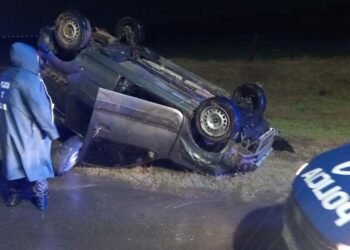 Un hombre despistó y volcó con su vehículo en plena calzada