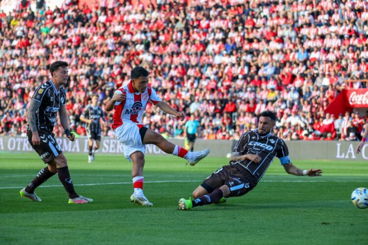 Una igualdad que duele: Instituto lo ganaba y en la última del partido Platense puso el 1-1