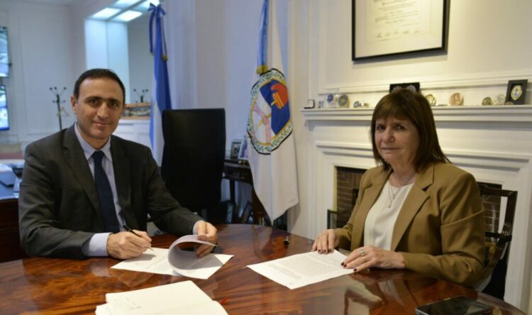 Convenio celebrado entre el ministro de Justicia y Trabajo Julián López y la ministra de Seguridad Nacional Patricia Bullrich.