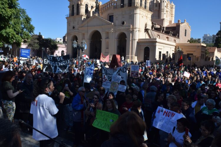 Movilización de sectores de discapacidad en Plaza San Martín, Córdoba.