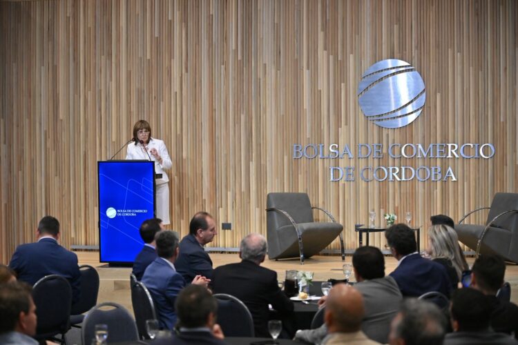 En la Bolsa de Comercio de Córdoba, Bullrich reivindicó la alianza entre LLA y un sector del PRO.