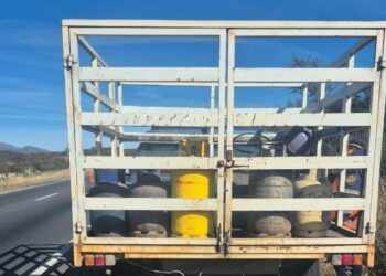 Usaba garrafas como combustible para su camioneta y quedó detenido