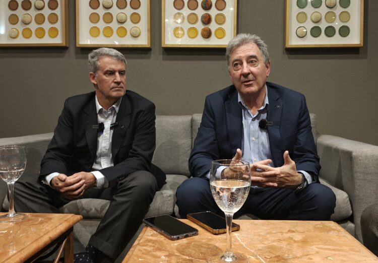 Alfonso Prat Gay, vicepresidente de Prestige - Mercedes Benz con Daniel Herrero, presidente de Prestige Auto. Foto: Eduardo Aguirre (Hoy Día Córdoba).