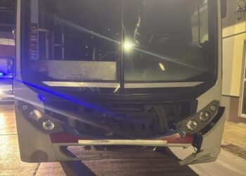 Un motociclista falleció tras chocar contra un colectivo