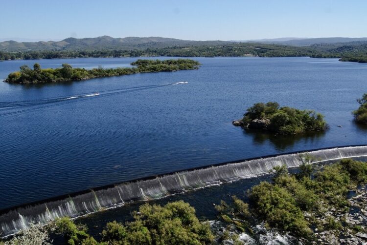 Monitoreos en el embalse Río Tercero confirmaron la buena calidad del agua, en un estudio conjunto entre el Gobierno de Córdoba y el sector académico para impulsar políticas ambientales basadas en evidencia científica.