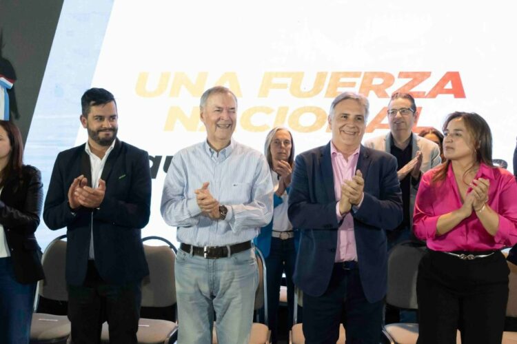Juan Schiaretti encabezó un encuentro con intendentes y dirigentes de distintas fuerzas políticas en Córdoba, destacando la unidad como clave para impulsar la producción, el empleo y mejorar la vida de la gente.