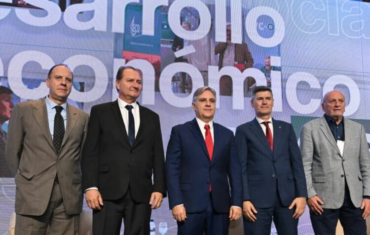 El mandatario provincial encabezó la apertura de la Expo Parques Industriales.
