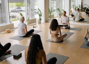Yoga en la oficina: una herramienta esencial para reducir el estrés y aumentar el enfoque en el trabajo