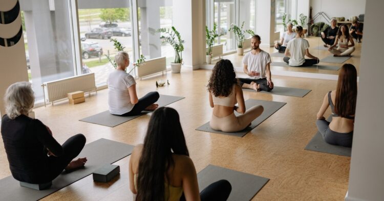 Yoga en la oficina: una herramienta esencial para reducir el estrés y aumentar el enfoque en el trabajo