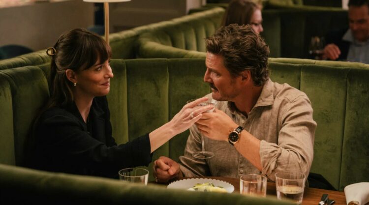 "Amores materialistas" protagonizada por Dakota Johnson, Chris Evans y Pedro Pascal.
