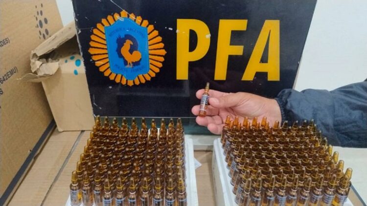 Las muertes por consumo de fentanilo adulterado superan las 90 en Argentina, mientras las autoridades incautaron más de 100 mil ampollas contaminadas y allanaron clínicas para avanzar en la investigación.