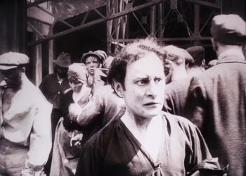 Seis músicos, cine mudo y distopía en el Teatro Comedia