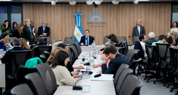 La oposición logró dictamen para un proyecto que permitirá destrabar la elección de autoridades y asumir el control de la comisión investigadora del escándalo Libra en Diputados.