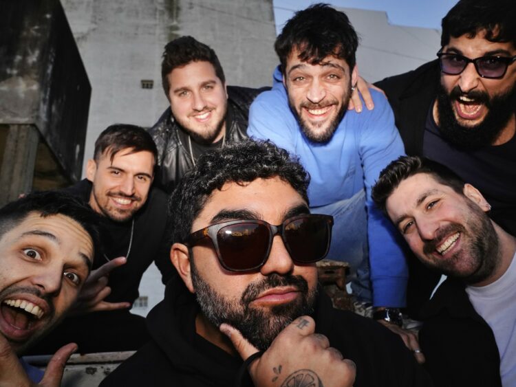 La banda fusiona el rock con candombe, reggae, pop, funk y hasta cumbia.