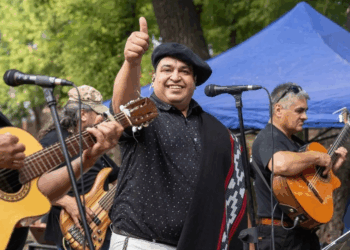 Adrián “El Negro” González presenta su primer disco