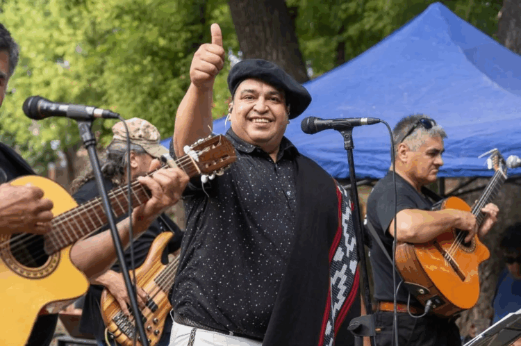 El artista se destaca por fusionar el folklore latinoamericano con el pop.