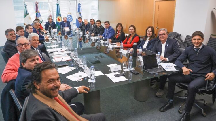 La oposición en Diputados impulsa reformas para redistribuir el impuesto a los combustibles y hacer automática la asignación de los ATN, en medio del rechazo del Gobierno Nacional y con miras a su aprobación en las próximas semanas.