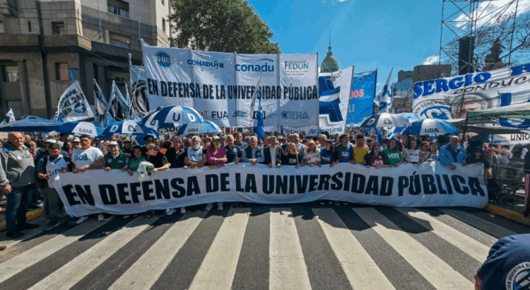 El Gobierno otorgará un 7,5% de aumento y sumas fijas a docentes y no docentes universitarios, tras el paro nacional del lunes.